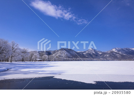 霧氷の花咲く屈斜路湖の冬 20935580