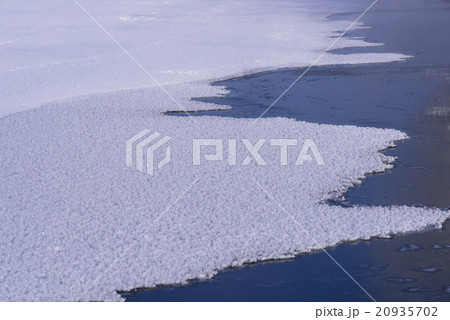 霧氷の花咲く屈斜路湖の冬 20935702