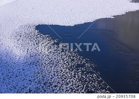 霧氷の花咲く屈斜路湖の冬 霧氷の花咲く屈斜路湖の冬 20935708
