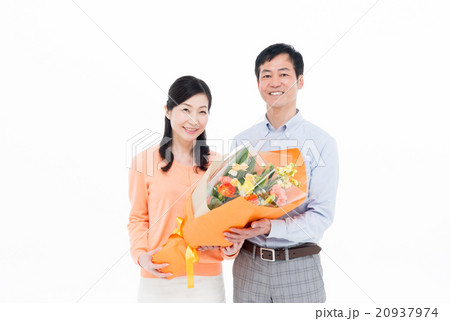 ミドルの夫婦（花束） 20937974