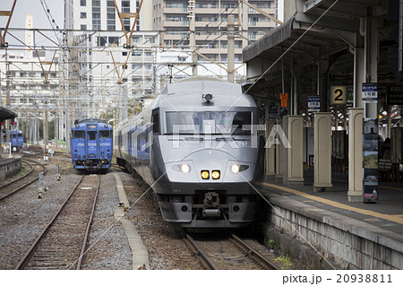 長崎駅の黒いかもめとシーサイドライナーの写真素材 9311