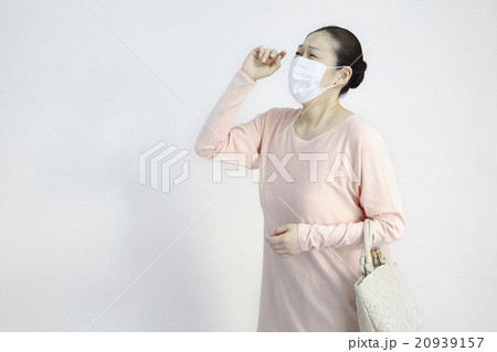 アレルギー花粉症マスクをした女性40代ミドルエイジ 20939157