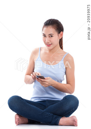 Happy young woman using smartphone 20939975