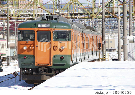 雪の上越線高崎口の115系電車 20940259