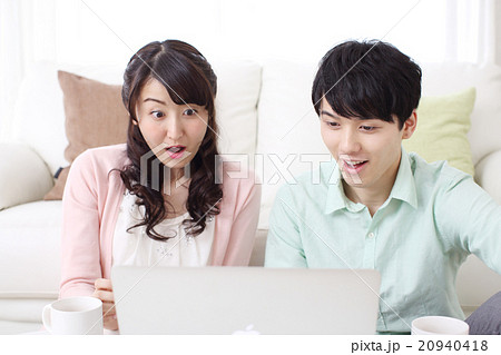 パソコンをするカップル 20940418