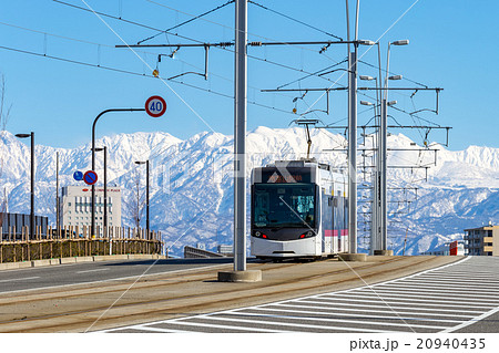 市内電車と雪の立山連峰 市内電車と雪の立山連峰 20940435