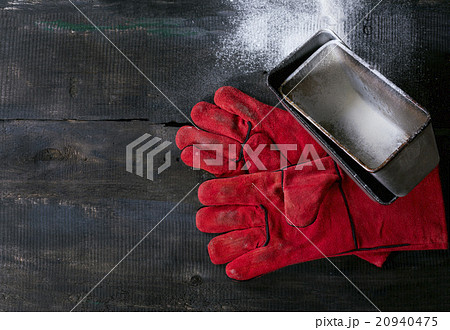 Baker gloves and bread forms 20940475