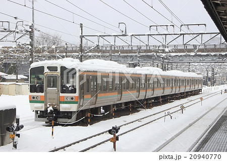 雪の両毛線211系電車 4両 の写真素材