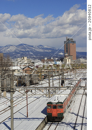 群馬県庁と赤城山、雪の上越線115系電車 群馬県庁と赤城山、雪の上越線115系電車 20940812