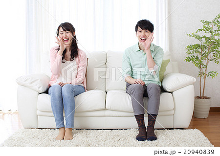 ソファーに座るカップルの写真素材 9409