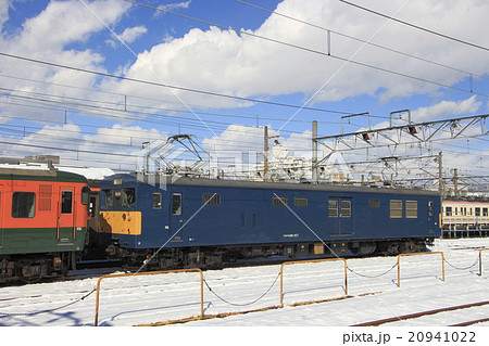 クモヤ145形と湘南色の115系 20941022