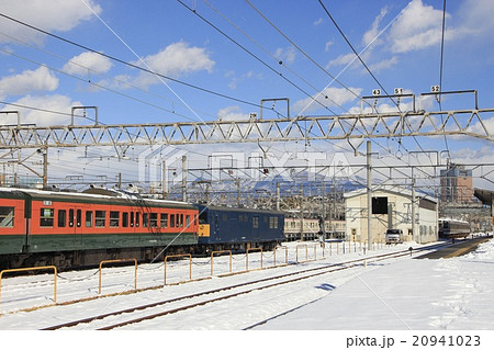 クモヤ145形と湘南色の115系 20941023