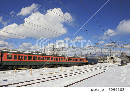 クモヤ145形と湘南色の115系 20941024