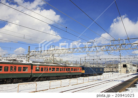 クモヤ145形と湘南色の115系 20941025