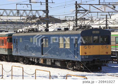 クモヤ145形と湘南色の115系 20941027