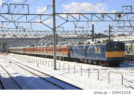 クモヤ145形と湘南色の115系 20941028