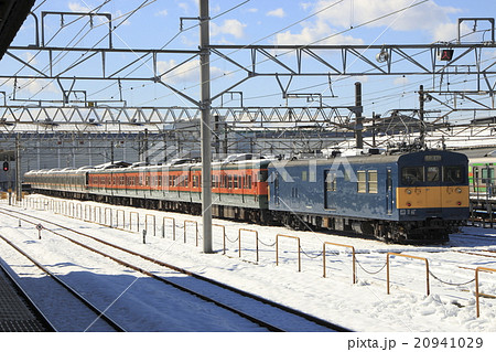 クモヤ145形と湘南色の115系 20941029