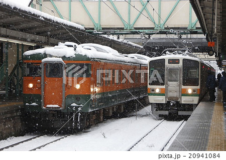 冬の高崎駅に停車中の115系・211系電車（信越線・上越線・両毛線・吾妻線） 20941084