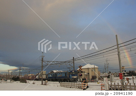 虹出る上越線を行く貨物列車 20941190