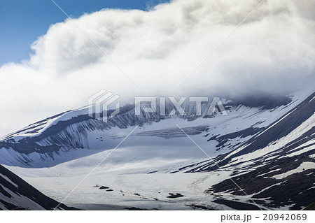 Beautiful scenic view of blue gulf under mountain 20942069