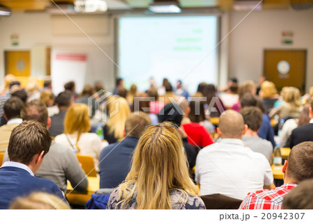 Workshop at university lecture hall. 20942307