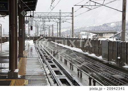 十日町駅の除雪設備と北越急行HK100形 20942341