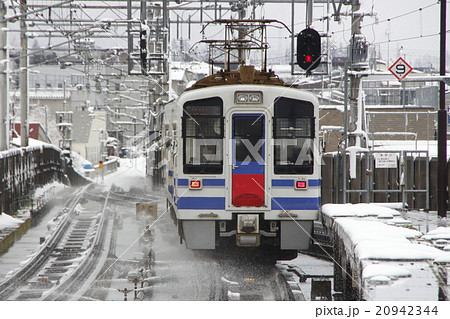 十日町駅の除雪設備と北越急行HK100形 20942344