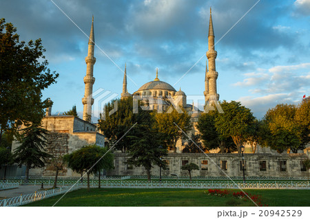 Blue mosque at sunrise, Istanbul, Turkey 20942529