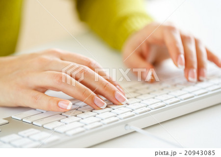 Woman office worker typing on the keyboard 20943085