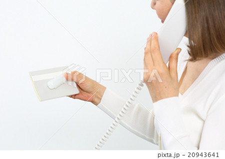 電話をするシニア女性(手に通帳) 電話をするシニア女性(手に通帳) 20943641