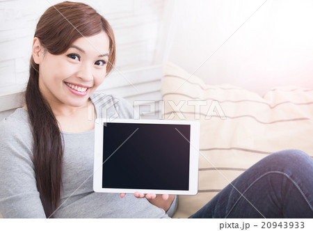 smile woman hold digital tablet 20943933