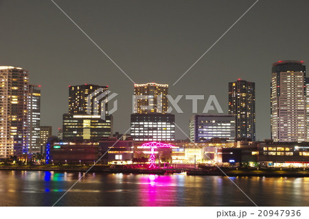 豊洲のタワーマンション群の夜景(東京都江東区) 豊洲のタワーマンション群の夜景(東京都江東区) 20947936