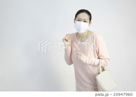 花粉症アレルギー対策マスクの女性買い物編　ミドルエイジ 20947960