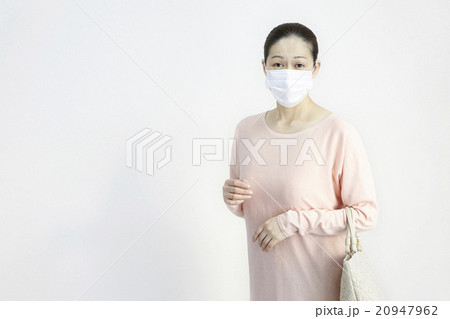 花粉症アレルギー対策マスクの女性買い物編　ミドルエイジ 20947962