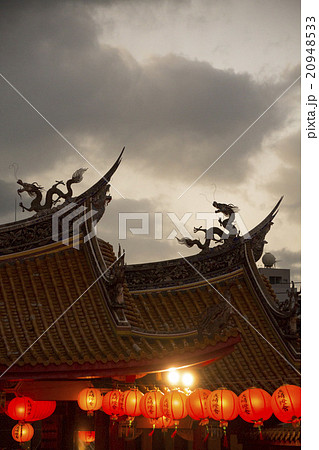 孔子廟儀門の屋根とランタン 20948533
