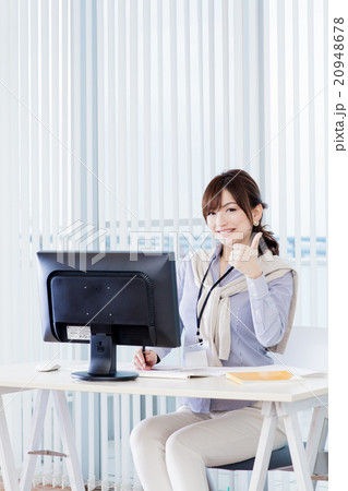 サムズアップをする女性社員　ビジネスカジュアル 20948678