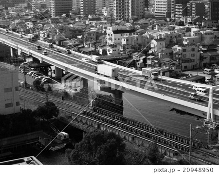 国道〜トラック、乗用車、陸橋 国道〜トラック、乗用車、陸橋 20948950