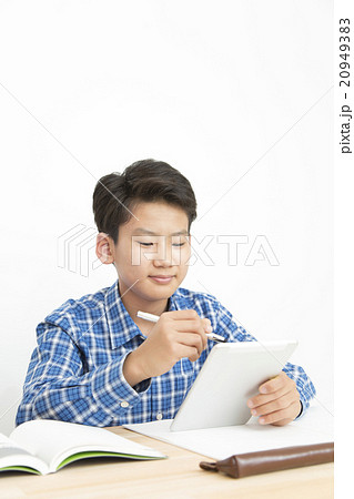 勉強する男の子　タブレットで勉強する　小学生　中学生　子供　タブレット　デジタル教科書 20949383