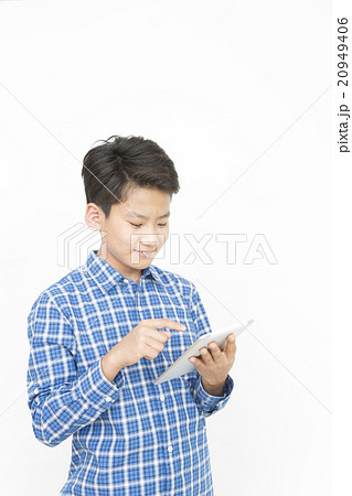 勉強する男の子　タブレットで勉強する　小学生　中学生　子供　タブレット　デジタル教科書 20949406