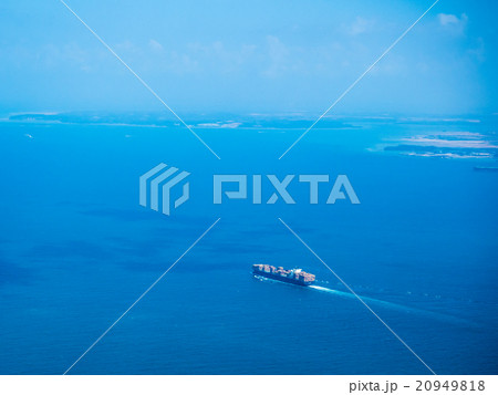 大洋を航行するコンテナ船 20949818