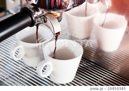 Prepares espresso in coffee shop Prepares espresso in coffee shop 20950385
