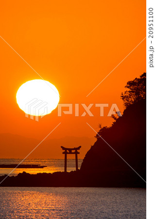 鳥居から昇る朝日 20951100