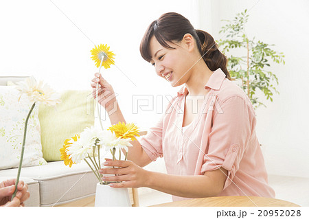 花を活ける女性の写真素材 9528