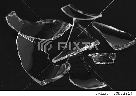 割れたガラスの破片 背景黒 の写真素材