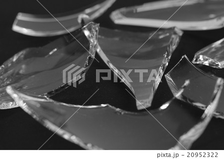 割れたガラスの破片 背景黒 の写真素材