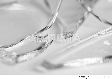割れたガラスの破片 背景白 の写真素材 9523