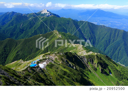 北岳から見る肩の小屋と甲斐駒ヶ岳・八ヶ岳 北岳から見る肩の小屋と甲斐駒ヶ岳・八ヶ岳 20952500