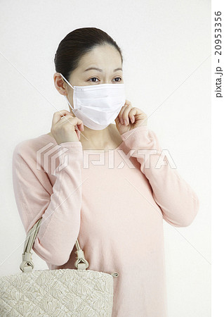 マスクをする40代女性 20953356