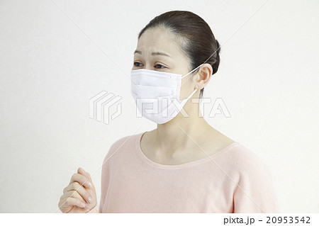くしゃみの前触れ マスクをした40代女性 くしゃみの前触れ マスクをした40代女性 20953542