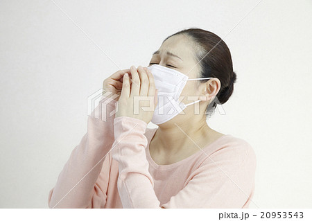 マスク女性40代アレルギー花粉症くしゃみの瞬間の写真素材